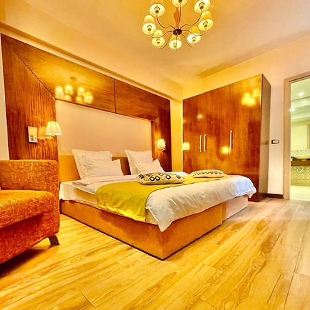 Royal Studio Apartment With A Perfect View - Yamaluxe Bukares Bagian luar foto