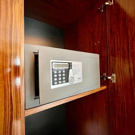 Royal Studio Apartment With A Perfect View - Yamaluxe Bukares Bagian luar foto