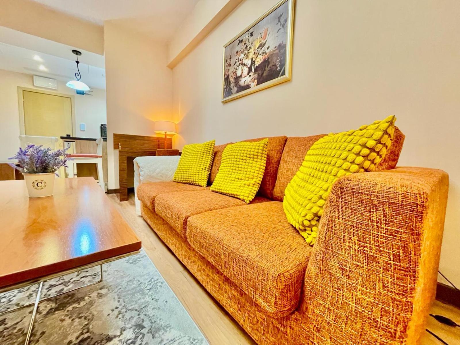 Royal Studio Apartment With A Perfect View - Yamaluxe Bukares Bagian luar foto