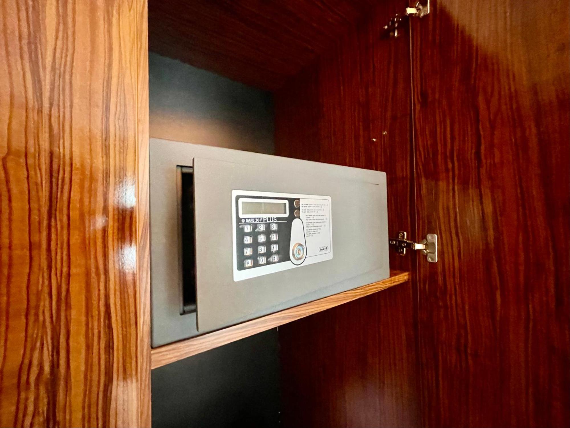 Royal Studio Apartment With A Perfect View - Yamaluxe Bukares Bagian luar foto