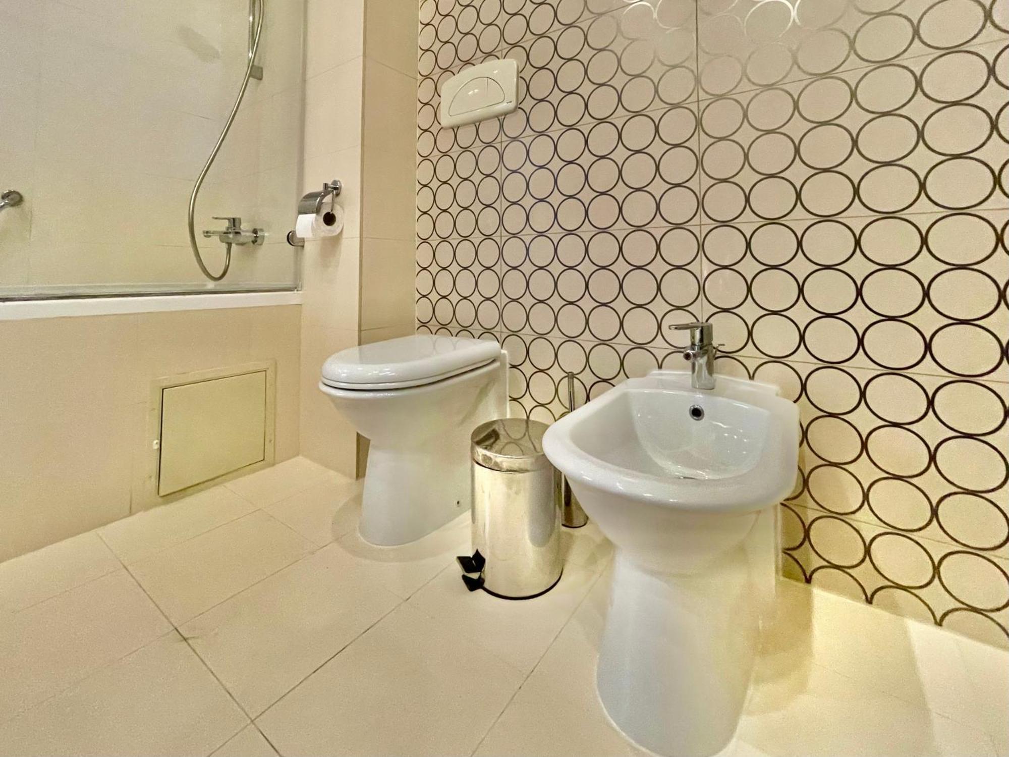 Royal Studio Apartment With A Perfect View - Yamaluxe Bukares Bagian luar foto